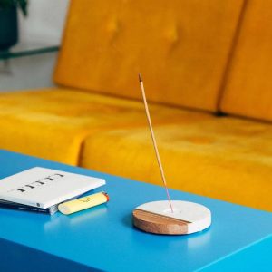 Designhalter aus Marmor. Holz & Messing